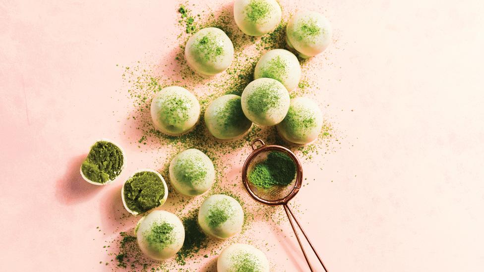 Trufas de chocolate blanco rebozadas en matcha en polvo