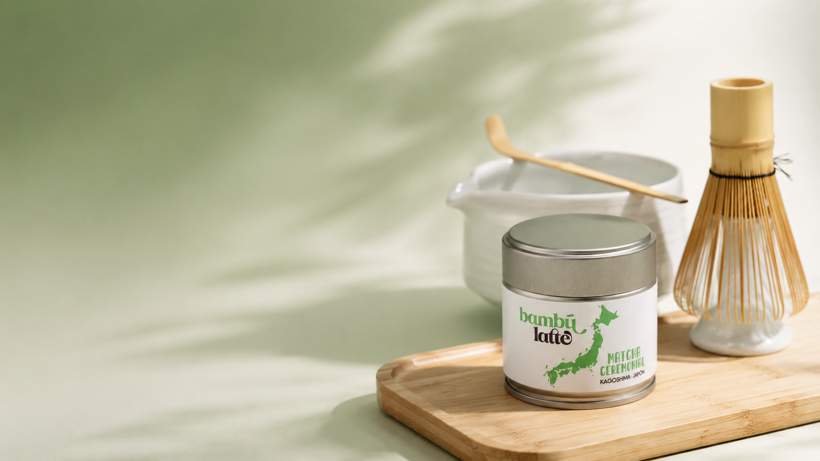 Cuenco de matcha japonés Bambú Latte con espuma verde y su lata