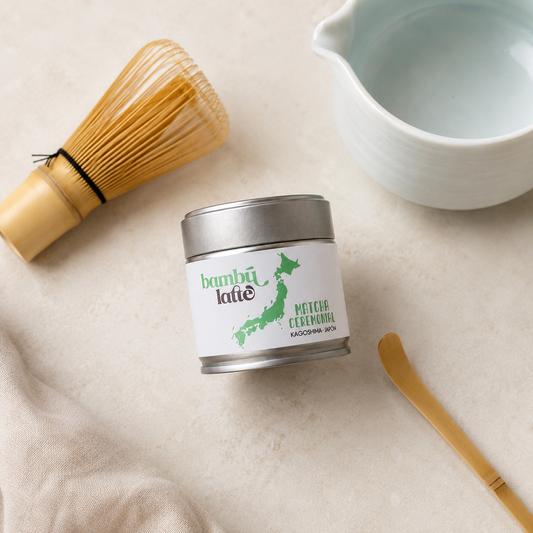 Té matcha ceremonial Bambú Latte con utensilios tradicionales de bambú