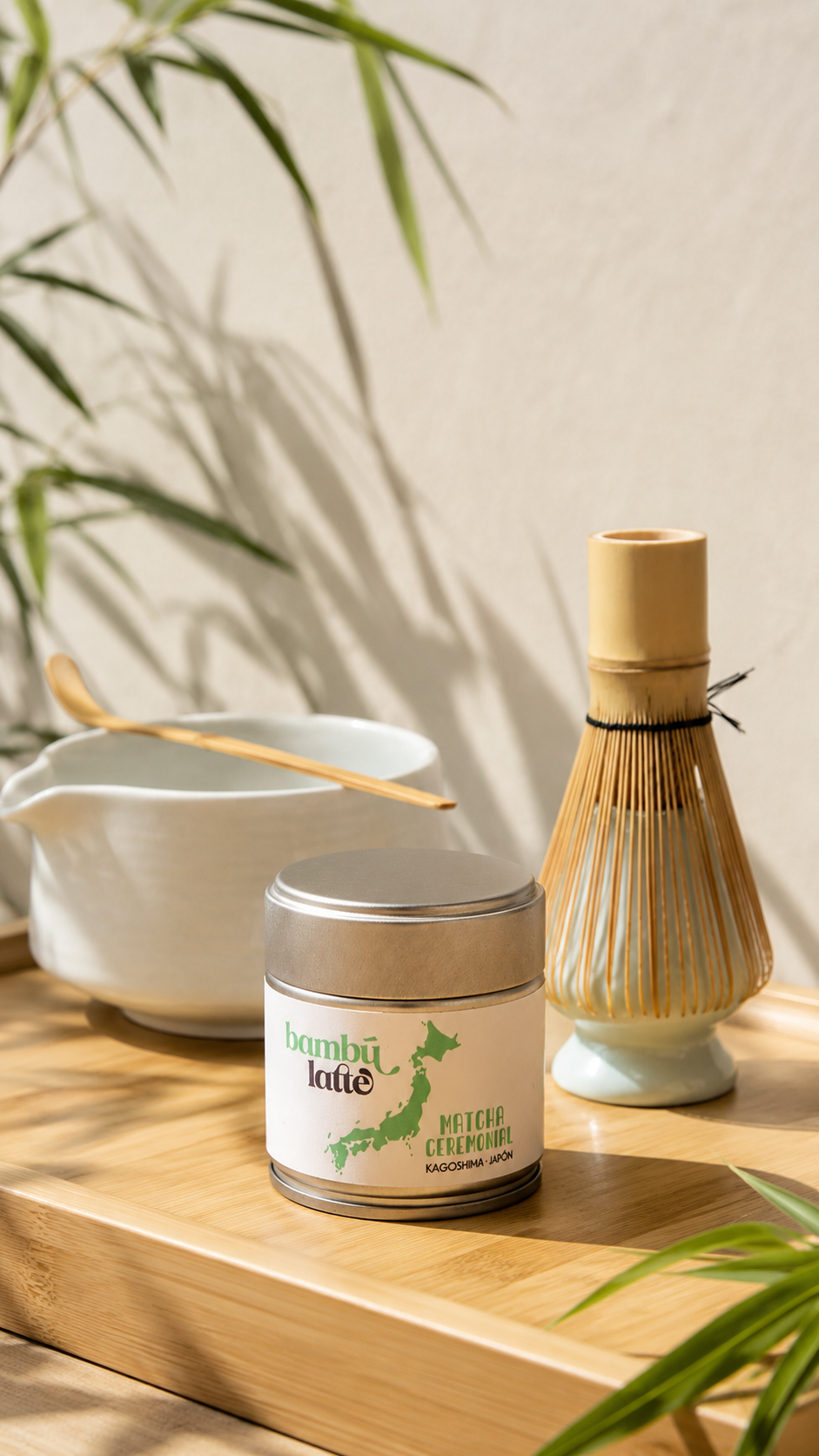 Lata de matcha ceremonial Bambú Latte de 30 g sobre superficie clara