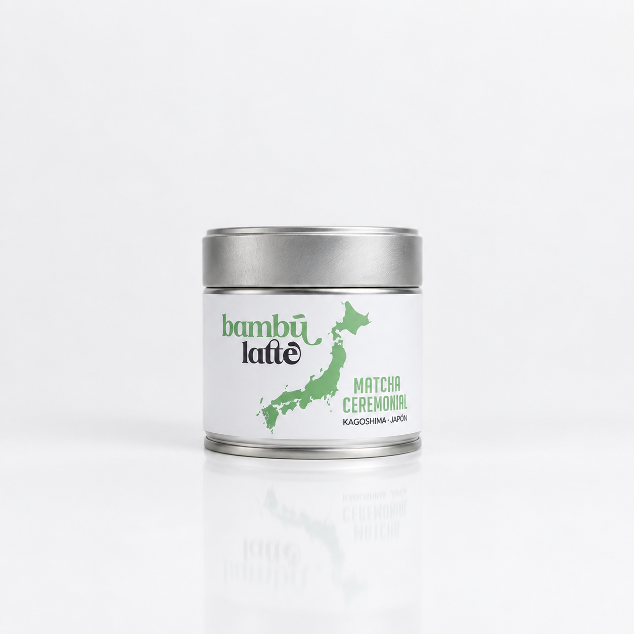 Lata de té matcha ceremonial japonés Bambú Latte de 30 g sobre fondo blanco