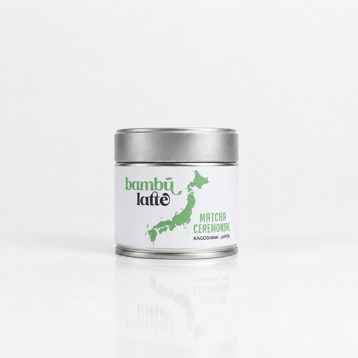 Lata de té matcha ceremonial japonés Bambú Latte de 30 g sobre fondo blanco