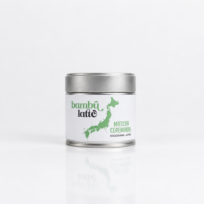Lata de té matcha ceremonial japonés Bambú Latte de 30 g sobre fondo blanco