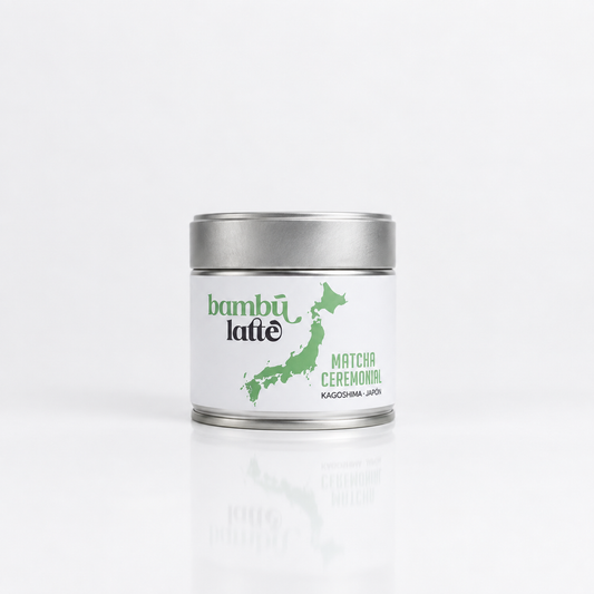 Lata de té matcha ceremonial japonés Bambú Latte de 30 g sobre fondo blanco
