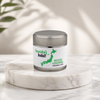 Dúo Matcha Bambú Latte: lata de matcha ceremonial junto a cuenco de matcha recién batido