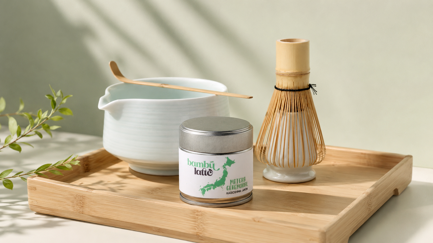 Lata de matcha ceremonial Bambú Latte junto a los utensilios del pack