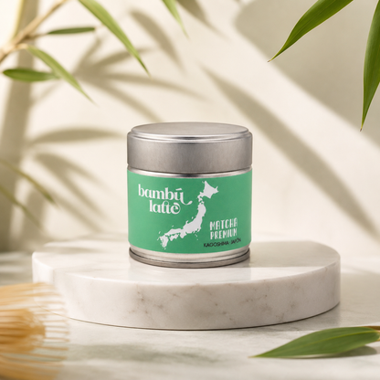 Matcha premium Bambú Latte con chasen de bambú y cuenco de té