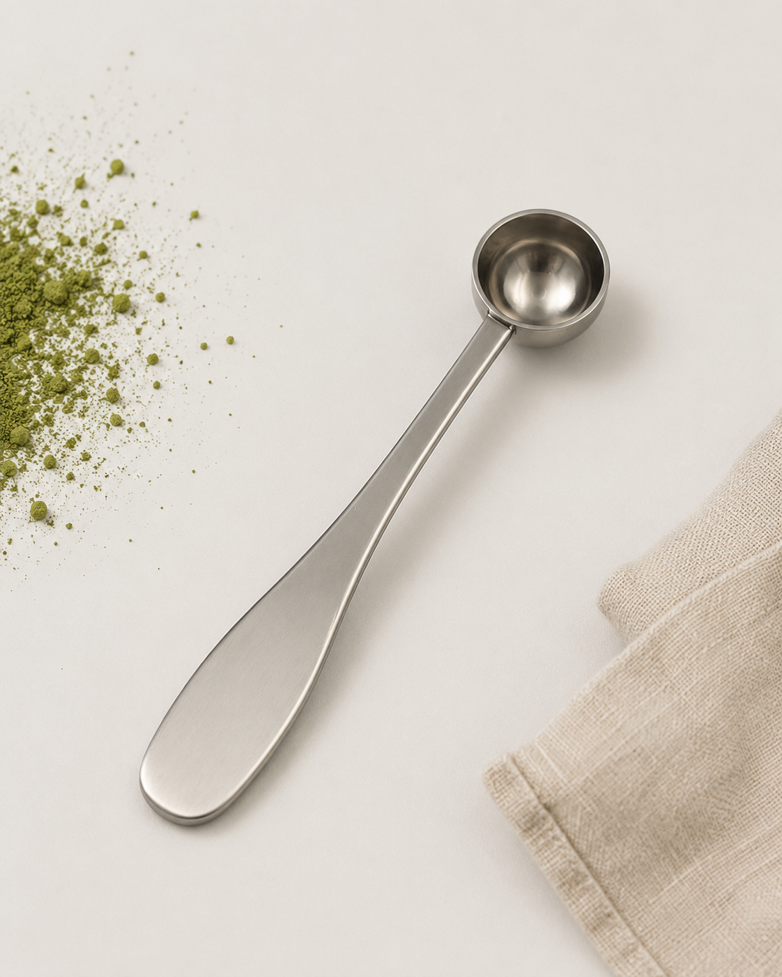 Lata de matcha ceremonial Bambú Latte junto a chashaku de bambú