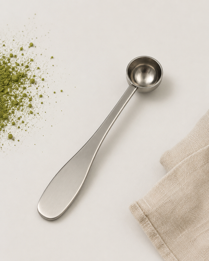 Lata de matcha ceremonial Bambú Latte junto a chashaku de bambú