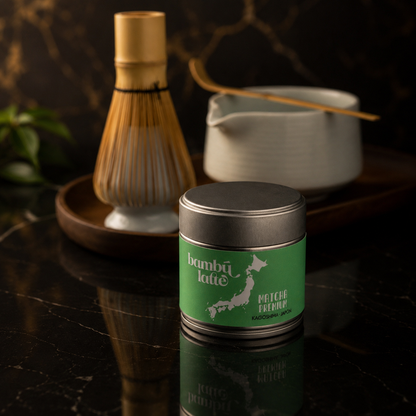 Té matcha ceremonial Bambú Latte junto a chawan y batidor chasen