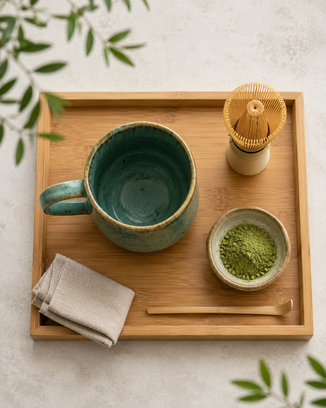 Matcha japonés Bambú Latte con utensilios tradicionales de preparación