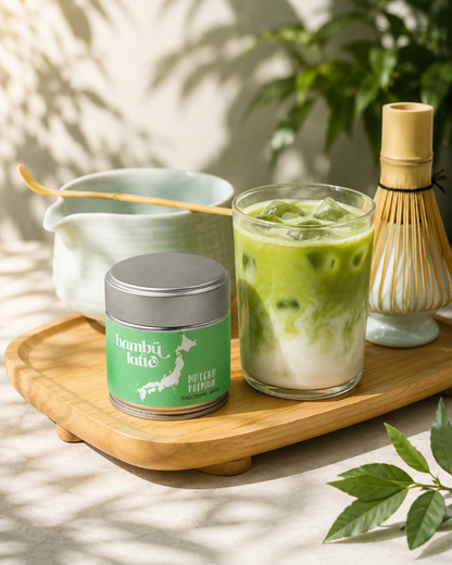 Preparación de matcha japonés Bambú Latte con batidor tradicional
