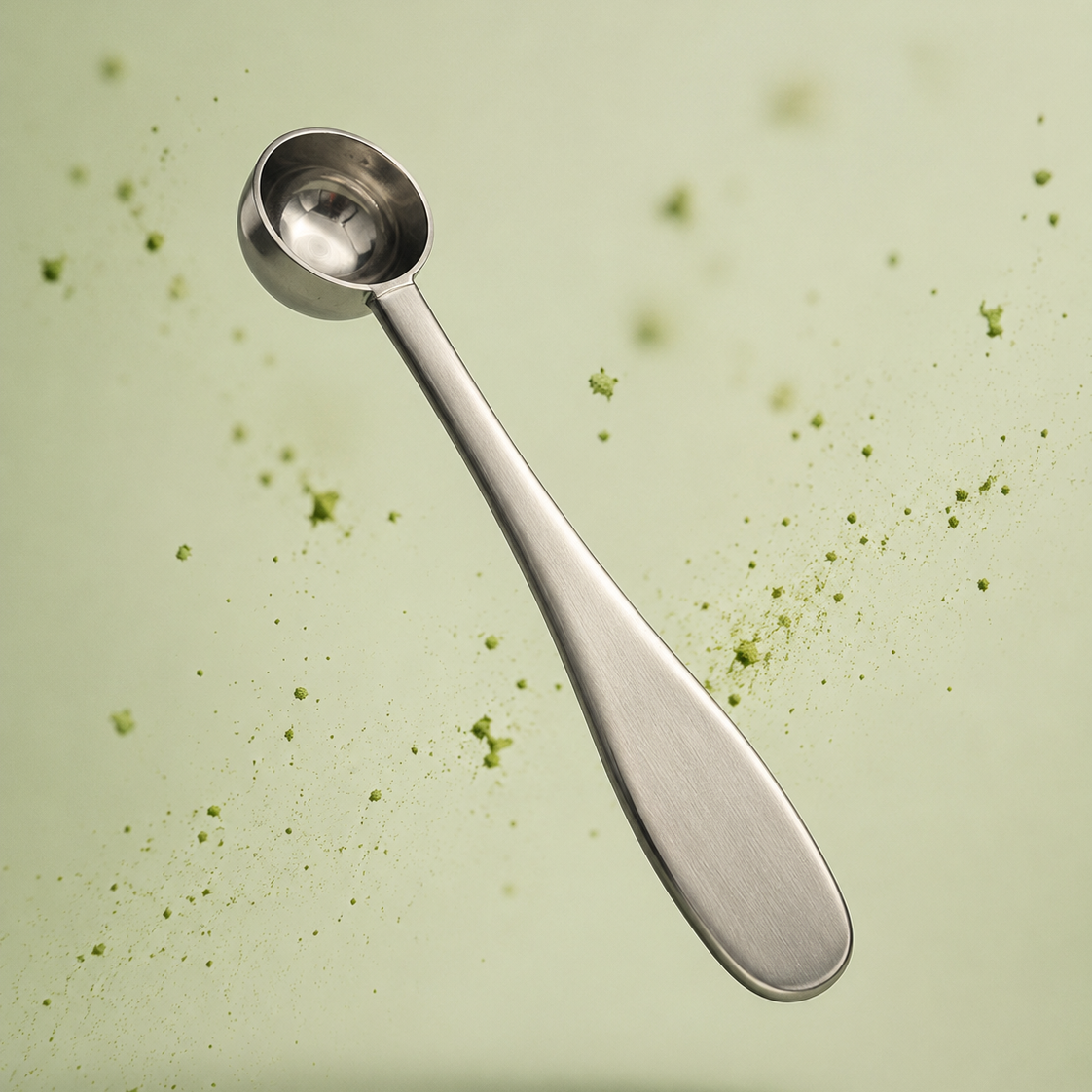Lata de matcha Bambú Latte con cuenco de matcha verde intenso