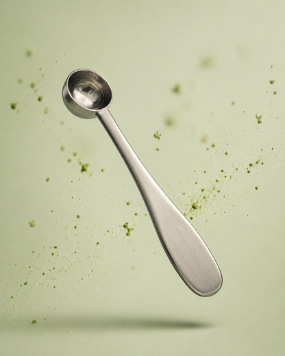 Lata de matcha Bambú Latte con cuenco de matcha verde intenso