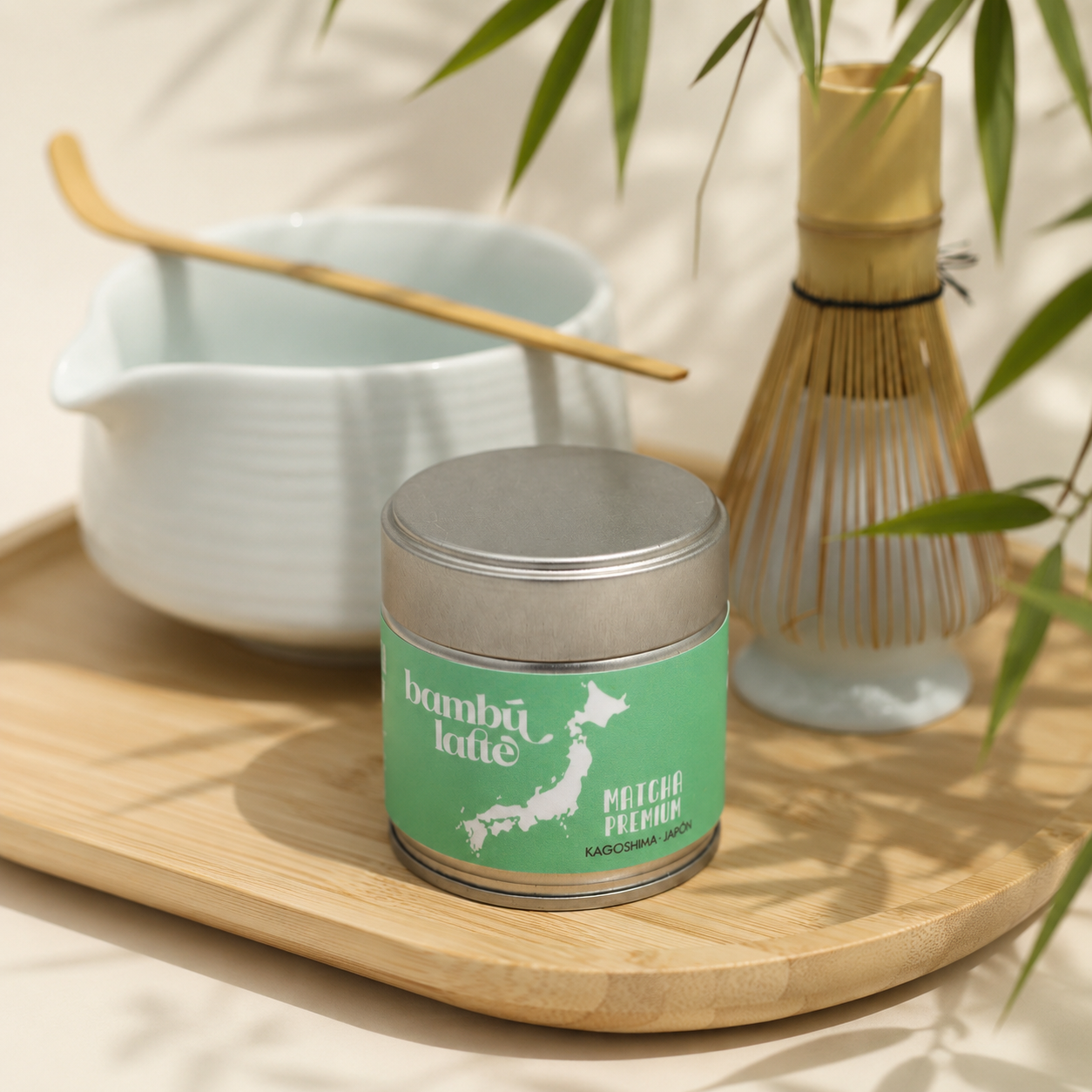 Lata de matcha premium Bambú Latte con cuenco de matcha recién hecho
