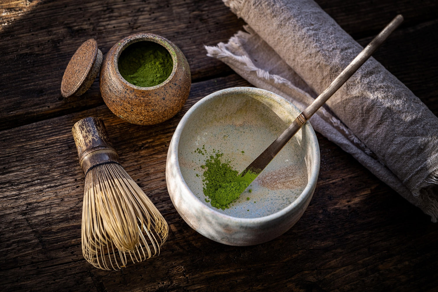Preparación profesional de matcha con chasen y chawan