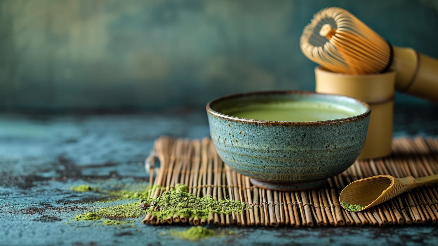 Cuenco de matcha ceremonial con chasen de bambú japonés
