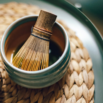 Matcha latte servido en cafetería con decoración japonesa