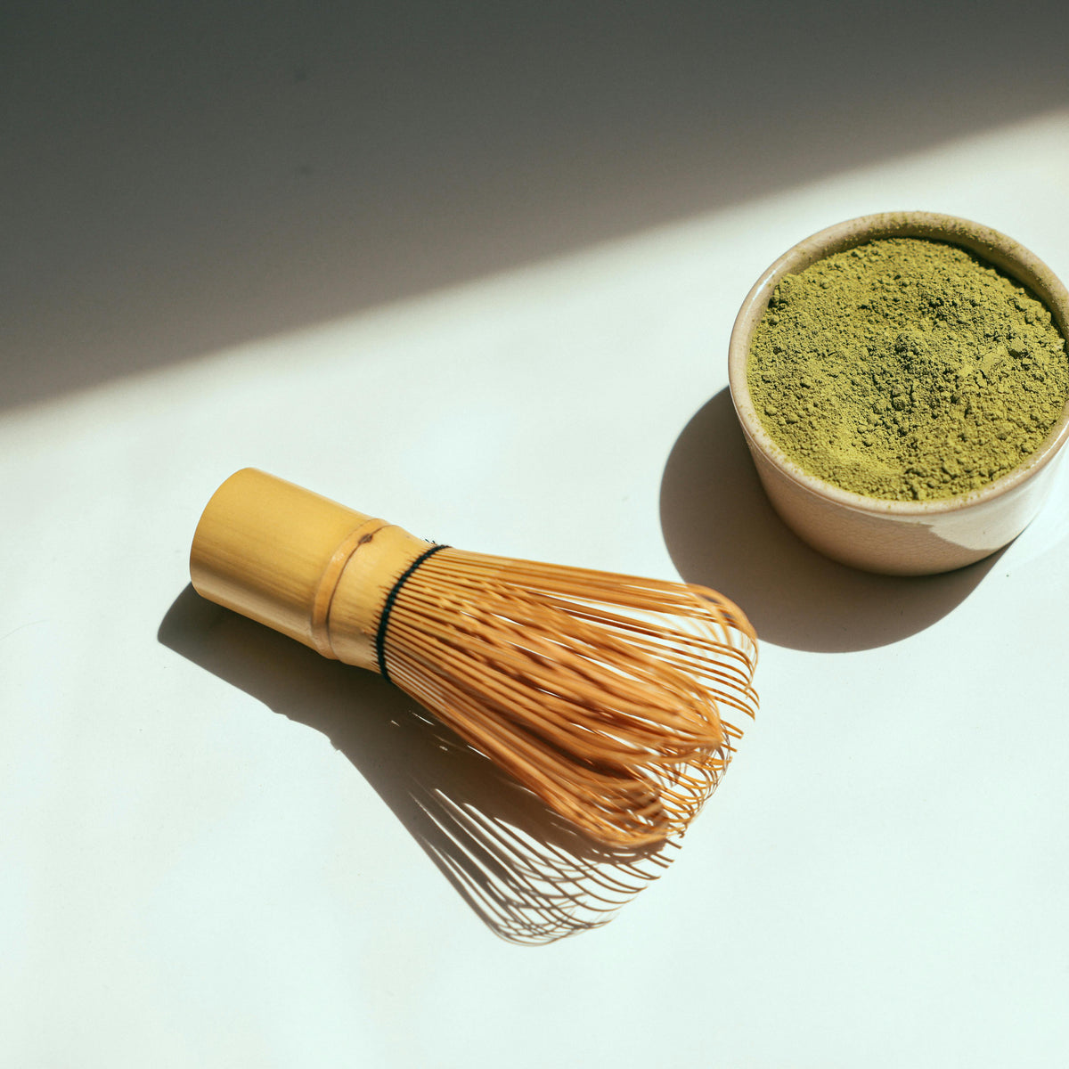 Matcha ceremonial preparado en chawan artesanal con luz natural