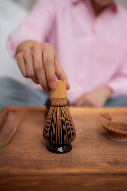 Hombre preparando té matcha, vista frontal