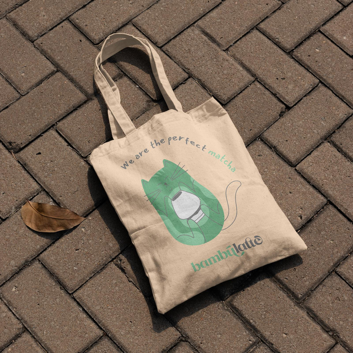 Bolsa de tela de algodón Modelo 1 con gato abrazado a su matcha, Bambú Latte