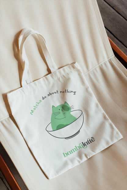 Detalle del diseño Modelo 2 «Matcha do about nothing» en tote bag de algodón