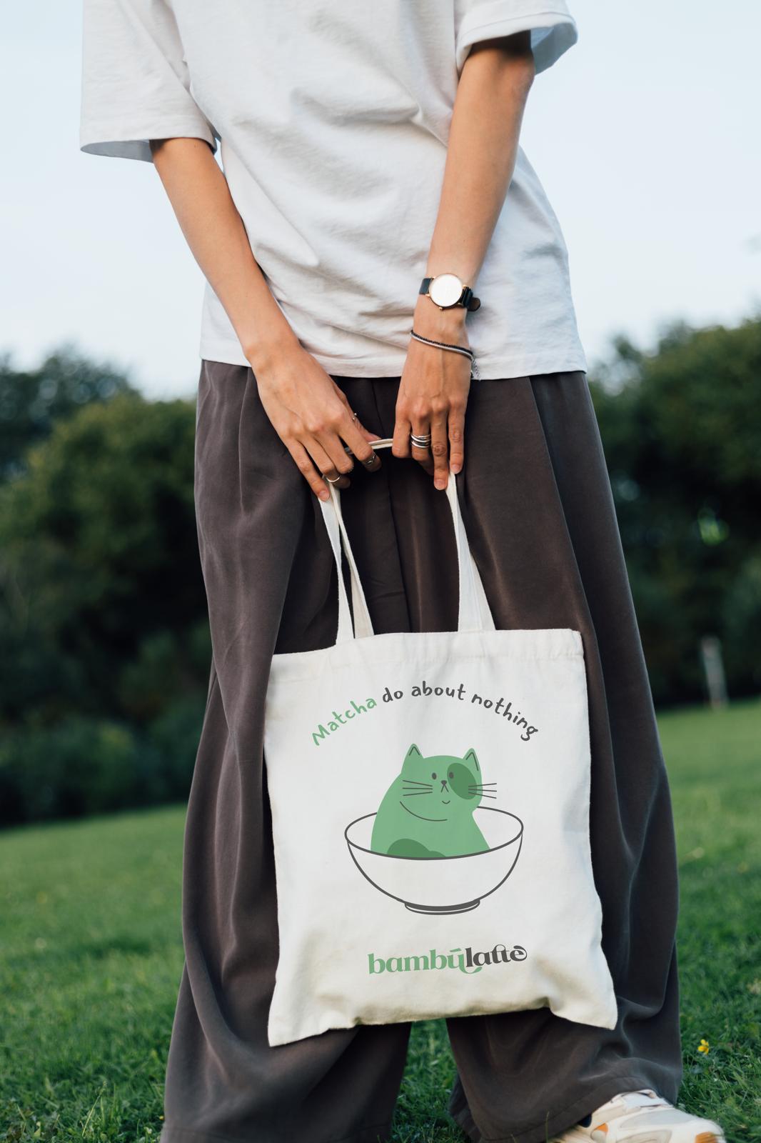 Tote bag matcha Modelo 2 «Matcha do about nothing» con gato en un chawan, Bambú Latte
