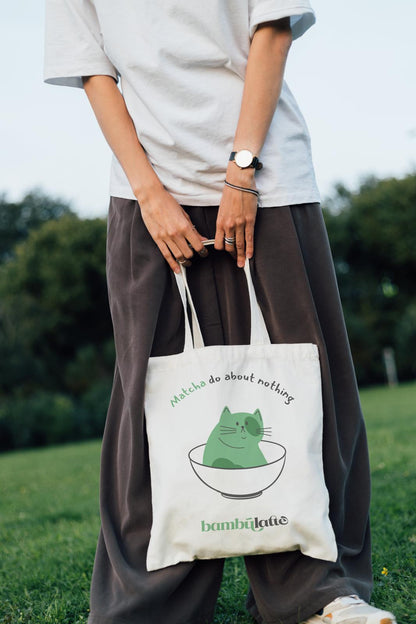 Tote bag matcha Modelo 2 «Matcha do about nothing» con gato en un chawan, Bambú Latte