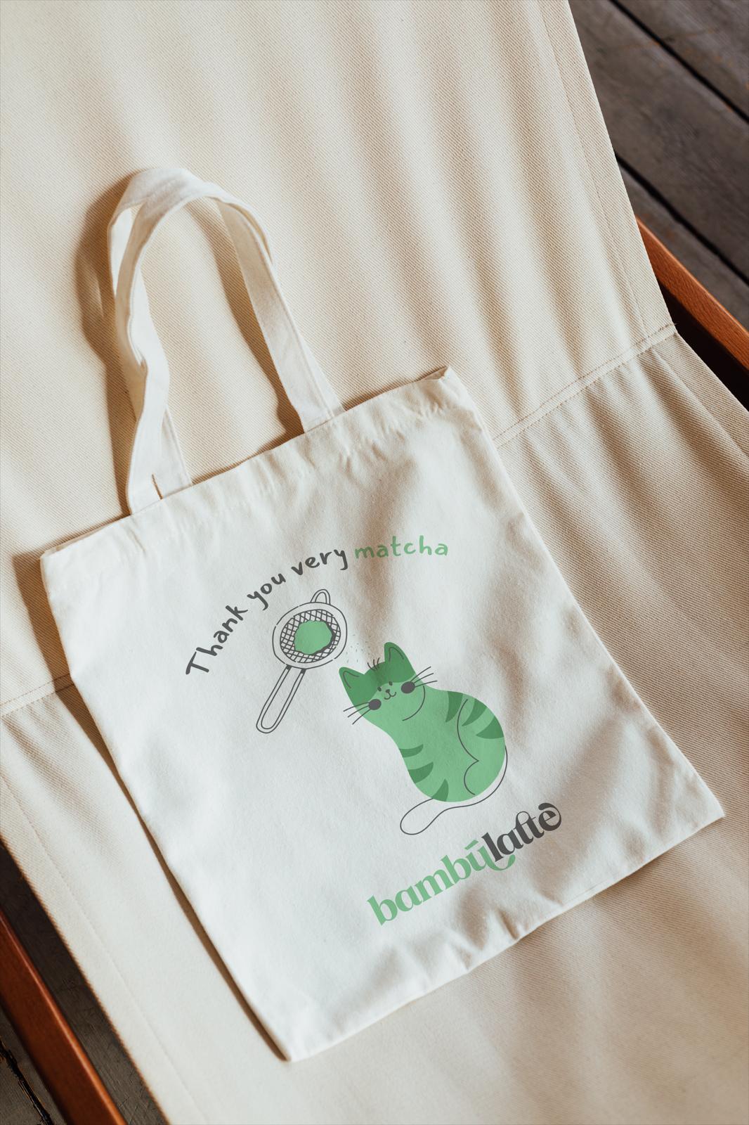 Detalle del diseño Modelo 4 «Thank you very matcha» en tote bag de algodón