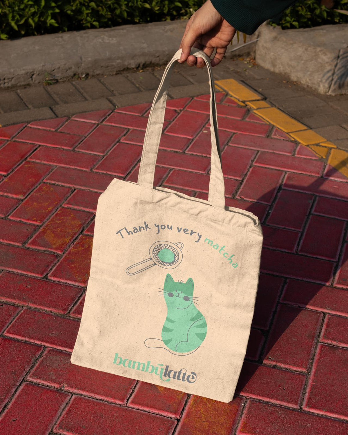 Tote bag matcha Modelo 4 «Thank you very matcha» con gato atigrado verde, Bambú Latte